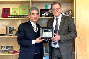 Đại sứ Nguyễn Đắc Thành và Phó Chủ tịch Quốc hội Liên bang Đức Bodo Ramelow. (Ảnh: Đại sứ quán Việt Nam tại Liên bang Đức cung cấp)