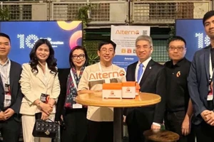 Đại sứ Nguyễn Đắc Thành (thứ 3 từ phải qua) chụp cùng đại diện Công ty Alterno của Việt Nam tại Lễ trao giải. (Ảnh do Đại sứ quán Việt Nam tại Đức cung cấp)