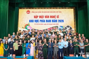 Đại tướng Nguyễn Trọng Nghĩa chụp ảnh lưu niệm cùng các nghệ sĩ.