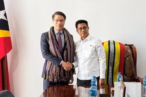 Đại biện Việt Nam tại Timor-Leste Phạm Bình Đàm và Phó Thủ tướng, Bộ trưởng Điều phối các vấn đề xã hội, kiêm Bộ trưởng Phát triển Nông thôn và Nhà ở cộng đồng Timor-Leste Mariano Assanami Sabino Lopes. (Ảnh: Đại sứ quán Việt Nam tại Timor-Leste)
