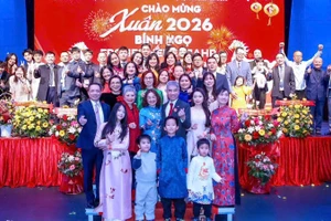 Cán bộ Đại sứ quán và các đại biểu tham dự chương trình chụp ảnh kỷ niệm. 