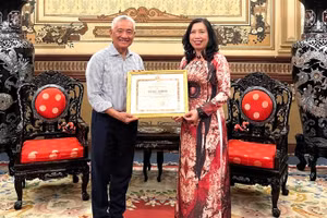 Thứ trưởng Ngoại giao Lê Thị Thu Hằng trao Bằng khen của Bộ trưởng Ngoại giao cho Tiến sĩ, doanh nhân Nguyễn Thanh Mỹ, kiều bào Canada.