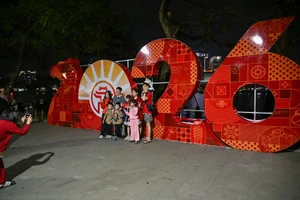 Người dân thủ đô tranh thủ ghi lại những khoảnh khắc trước giờ giao thừa.