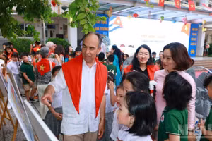 Đại sứ Cuba tại Việt Nam Rogelio Polanco Fuentes tham quan Triển lãm tranh kỷ niệm 65 năm thiết lập quan hệ Việt Nam-Cuba tại Trường tiểu học Việt Nam-Cuba. (Ảnh: KHÁNH LAN)