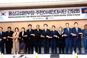 Bộ trưởng Yeo Han-koo và Đại sứ các nước ASEAN chụp ảnh kỷ niệm. (Ảnh do Đại sứ quán Việt Nam tại Hàn Quốc cung cấp)