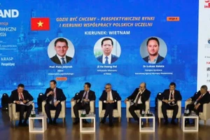 Đại sứ Hà Hoàng Hải (thứ 3 từ trái sang) tham dự và thảo luận tại phiên toàn thể Hội thảo. (Ảnh: Đại sứ quán Việt Nam tại Ba Lan)