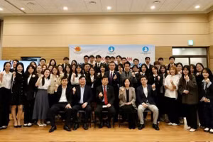 Đại sứ Vũ Hồ chụp ảnh cùng các đại biểu Hội Sinh viên Việt Nam tại Hàn Quốc tham dự hội nghị.