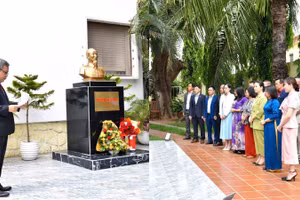 Đại sứ Dương Chính Chức và các đại biểu dâng hoa trước tôn tượng Chủ tịch Hồ Chí Minh. (Ảnh do Đại sứ quán Việt Nam tại Angola cung cấp)