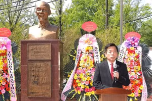 Đại sứ Việt Nam tại Hàn Quốc Vũ Hồ phát biểu khai mạc buổi lễ.