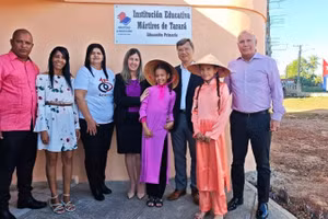 Đại sứ Lê Quang Long chụp ảnh cùng giáo viên và học sinh Trường tiểu học các liệt sĩ Tarará. (Ảnh: Đại sứ quán Việt Nam tại Cuba)