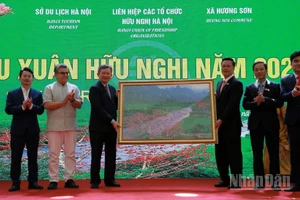 Đại diện lãnh đạo xã Hương Sơn tặng Đoàn đại biểu Du xuân bức tranh về suối Yến trong quần thể di tích Hương Sơn.