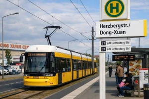 Bến tàu điện mang tên “Herzbergstr./Dong-Xuan” - niềm tự hào của cộng đồng người Việt tại Berlin. (Ảnh: Đại sứ quán Việt Nam tại Đức)