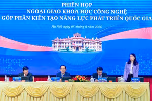Các đại biểu chủ trì và điều hành Phiên họp. (Ảnh: Thành Long)
