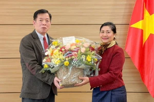 Đại sứ Lào tại Hàn Quốc Kaymany Ourlaboune tặng hoa chúc mừng Đại sứ Vũ Hồ và cán bộ Đại sứ quán Việt Nam tại Hàn Quốc nhân dịp Tết Nguyên đán Bính Ngọ 2026.