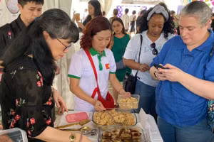 Khu trưng bày của Đại sứ quán Việt Nam tại Hội chợ ASEAN+3 thu hút sự quan tâm của đông đảo khách tham quan. (Ảnh do Đại sứ quán Việt Nam tại Nigeria cung cấp)
