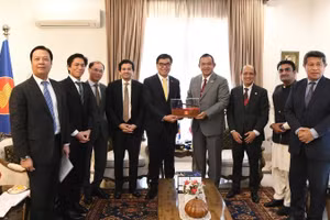 Đại sứ các nước ASEAN tại Pakistan chụp ảnh kỷ niệm với Bộ trưởng Dầu mỏ Pakistan Ali Pervaiz Malik. (Ảnh: Đại sứ quán Việt Nam tại Pakistan cung cấp)
