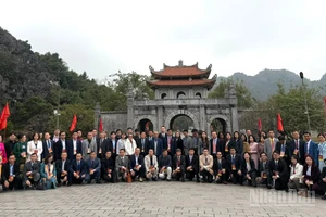 Đoàn kiều bào tham gia Xuân Quê Hương 2026 chụp ảnh lưu niệm tại Khu di tích lịch sử - văn hóa Cố đô Hoa Lư. (Ảnh: Khánh Lan) 