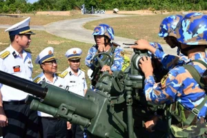 Đồng chí Tham mưu trưởng Vùng 5 Hải quân kiểm tra nhận thức của bộ đội về nhiệm vụ trực Tết. (Ảnh do Vùng 5 Hải quân cung cấp)