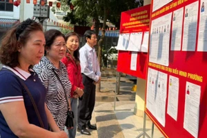 Các cử tri khu vực bỏ phiếu số 10 phường Khương Đình. 