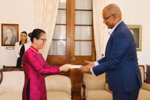 Đại sứ Trần Thị Thu Thìn trình Thư Ủy nhiệm của Tổng Bí thư, Chủ tịch nước Tô Lâm lên Tổng thống Cộng hòa Seychelles Patrick Herminie.