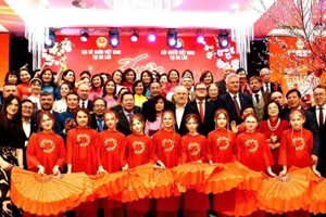 Các đại biểu chụp ảnh với các em học sinh đến từ Trường tiểu học Marie Curie với tiết mục múa “Việt Nam Quê hương tôi”. (Ảnh do Đại sứ quán Việt Nam tại Ba Lan cung cấp)