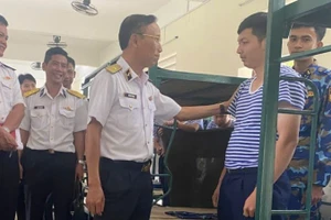 Đồng chí Chuẩn Đô đốc Ngô Văn Thành, Chính ủy Vùng 5 ân cần hỏi thăm, động viên chiến sĩ mới Tiểu đoàn 563b. (Ảnh do Vùng 5 Hải quân cung cấp)