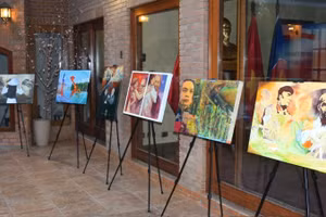 Một góc trưng bày các tác phẩm tham gia Cuộc thi Hội họa “Chile-Việt Nam: 55 năm quan hệ ngoại giao”. (Ảnh do Đại sứ quán Việt Nam tại Chile cung cấp)