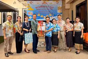 Đại sứ Việt Nam tại Malaysia Đinh Ngọc Linh và cán bộ Đại sứ quán chúc Tết và tham gia chung vui các hoạt động đón Tết cùng Đại sứ quán Lào tại Malaysia.