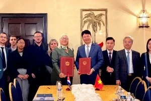 Thứ trưởng Tư pháp Nguyễn Thanh Tịnh và Thứ trưởng Tư pháp Cuba Pilar Alicia Varona đã ký Kế hoạch hoạt động năm 2026 của Dự án “Hỗ trợ kỹ thuật cho Bộ Tư pháp Cuba về tăng cường năng lực xây dựng và thực thi pháp luật”. (Ảnh do Đại sứ quán Việt Nam tại Cuba cung cấp)