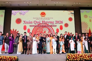 Đại biểu tham dự chương trình Xuân Quê hương 2026 tại Myanmar chụp ảnh kỷ niệm. (Ảnh do Đại sứ quán Việt Nam tại Myanmar cung cấp)