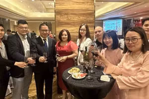 Anh Nguyễn Phạm Hoàng Nguyên (ngoài cùng bên trái) tại sự kiện đón Năm mới do Đại sứ quán Việt Nam tại Philippines tổ chức.