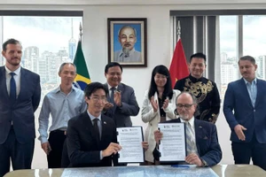 Đại diện Phòng Thương mại Brazil-Việt Nam và Phòng Thương mại và Công nghiệp Brazil-Việt Nam bang Espírito Santo ký kết Biên bản ghi nhớ.(Ảnh: Đại sứ quán Việt Nam tại Brazil cung cấp)