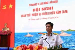Đại tá Mai Đăng Danh, Phó Tư lệnh, Tham mưu trưởng Vùng 5 Hải quân dự và phát biểu chỉ đạo hội nghị. (Ảnh: Trần Kiên)