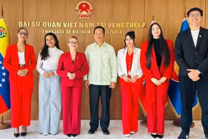 Đại sứ Vũ Trung Mỹ chụp ảnh kỷ niệm cùng nhóm sinh viên nghiên cứu về Việt Nam. (Ảnh do Đại sứ quán Việt Nam tại Venezuela cung cấp)