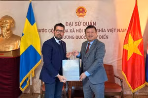 Đại sứ Trần Văn Tuấn tiếp Đại sứ Cuba Raúl Delgado Concepción nhân dịp ông mới sang nhận nhiệm vụ công tác tại Thụy Điển. (Ảnh do Đại sứ quán Việt Nam tại Thụy Điển cung cấp)