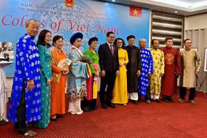 Áo dài di sản của ba miền bắc, trung, nam được giới thiệu tại chương trình "Sắc màu Việt Nam".