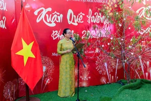 Đại sứ Trần Thị Thu Thìn phát biểu tại chương trình Xuân Quê hương. (Ảnh: Đại sứ quán Việt Nam tại Mozambique)