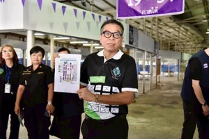 Tổng Thư ký Ủy ban Bầu cử Thái Lan đi kiểm tra công tác chuẩn bị cho cuộc bỏ phiếu sớm tại quận Bang Kapi, thuộc thủ đô Bangkok. (Ảnh: Ủy ban Bầu cử Thái Lan)