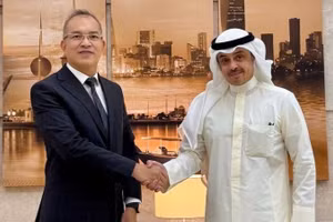 Đại sứ Nguyễn Đức Thắng và ông Nawaf Abdullatif Sulaiman Al-Ahmad, Trợ lý Bộ trưởng Ngoại giao Kuwait phụ trách châu Á. (Ảnh do Đại sứ quán Việt Nam tại Kuwait cung cấp)