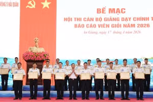 Chuẩn Đô đốc Ngô Văn Thành trao thưởng cho các thí sinh đạt thành tích tốt. (Ảnh do Vùng 5 Hải quân cung cấp)