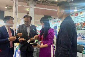 Gian hàng của các doanh nghiệp Việt Nam thu hút được sự quan tâm của các đối tác Ấn Độ. (Ảnh do Thương vụ Việt Nam tại Ấn Độ cung cấp)