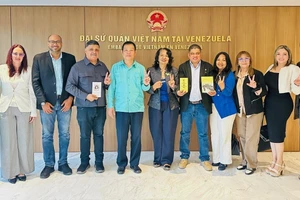 Đại sứ Vũ Trung Mỹ tiếp Đoàn Đảng Tổ quốc cho tất cả (PPT). (Ảnh do Đại sứ quán Việt Nam tại Venezuela cung cấp)