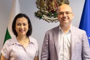 Đại sứ Nguyễn Thị Minh Nguyệt và Bộ trưởng Du lịch Bulgaria Ilin Dimitrov. (Ảnh: Đại sứ quán Việt Nam tại Bulgaria cung cấp)