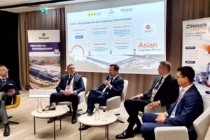 Đại sứ Việt Nam tại Ba Lan Hà Hoàng Hải chia sẻ tại phiên thảo luận đầu tiên của Diễn đàn về thể chế và cơ sở hạ tầng châu Á - Ba Lan - châu Âu.