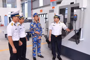 Chuẩn Đô đốc Trịnh Xuân Tùng kiểm tra công tác bảo đảm kỹ thuật tại trạm sửa chữa thuộc Lữ đoàn 175. (Ảnh do Vùng 5 Hải quân cung cấp)