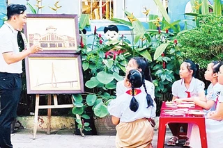Khưu Tấn Bửu truyền cảm hứng về tranh gạo cho trẻ em. 