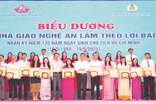 Trao giấy khen, tặng các cá nhân tiêu biểu trong buổi lễ.