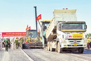Những mét khối bê-tông nhựa nóng đầu tiên được thảm trên tuyến đường cao tốc Cần Thơ-Cà Mau.