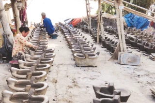  Gia đình chị Phan Thị Tạo mỗi mùa Tết làm hơn 1.000 chiếc lò đất. 