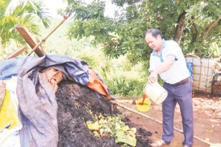 Nông dân ở Đắk Nông sử dụng phế phẩm từ sản xuất nông nghiệp để sản xuất phân bón hữu cơ vi sinh thay thế phân hóa học đem lại hiệu quả cao trong sản xuất.